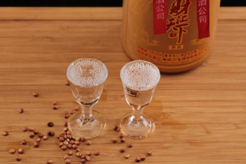 品鉴江西锦江老窖30年陈酿美酒的方法与方法