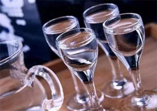 白酒和水兑在一起饮用有什么影响,白酒可以兑水一起喝吗