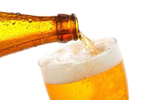 把啤酒当饮料喝「不要把啤酒当作运动饮料」
