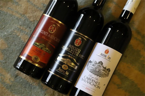 如何鉴别过期十年的干红酒是否还有收藏价值
