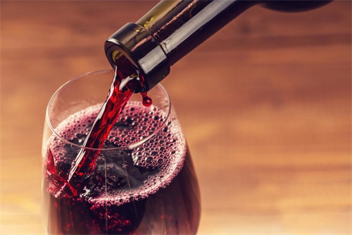 巴黎水加入红酒，酿出美味佳酿的秘密（超详细的制作步骤）